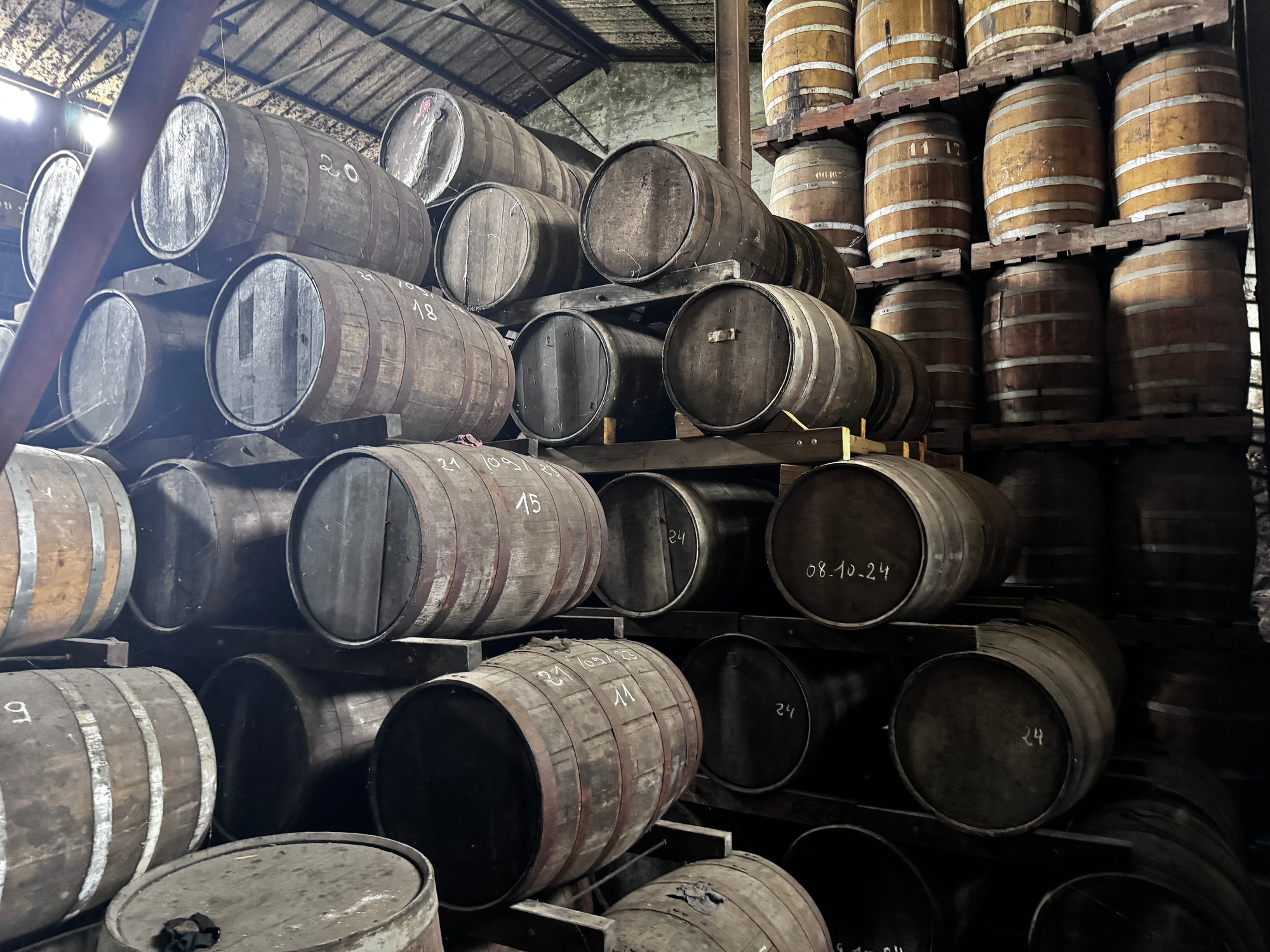 400 litres de rhum partent vieillir en mer, une tradition réinventée