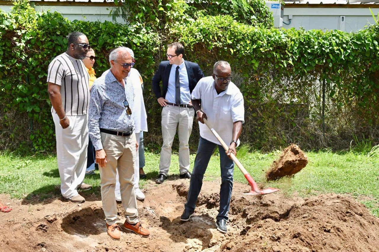 Basse-Terre : premier coup de pelle sur le stade Félix-Éboué, chantier structurant pour le Sud
