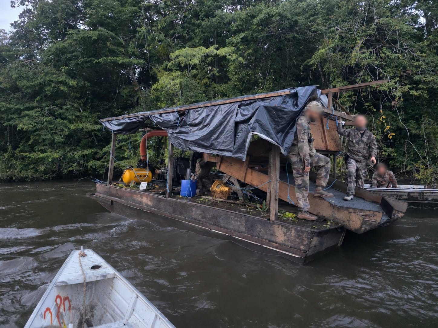 Orpaillage illégal : trois barges détruites sur l'Oyapock, une économie souterraine dopée par un or à 150 dollars le gramme