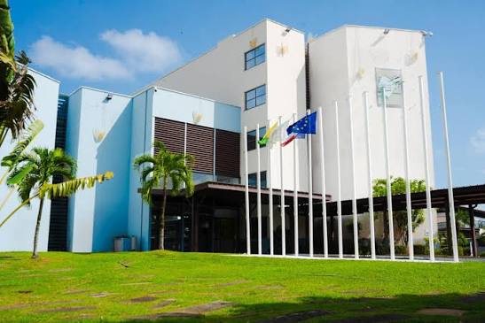 Guyane : 897 millions d'euros, une grève suspendue, la succession Serville s'ouvre sous tension