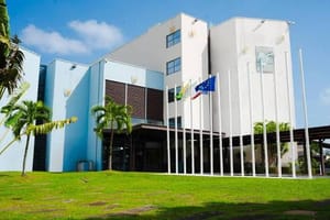 Guyane : 897 millions d'euros, une grève suspendue, la succession Serville s'ouvre sous tension